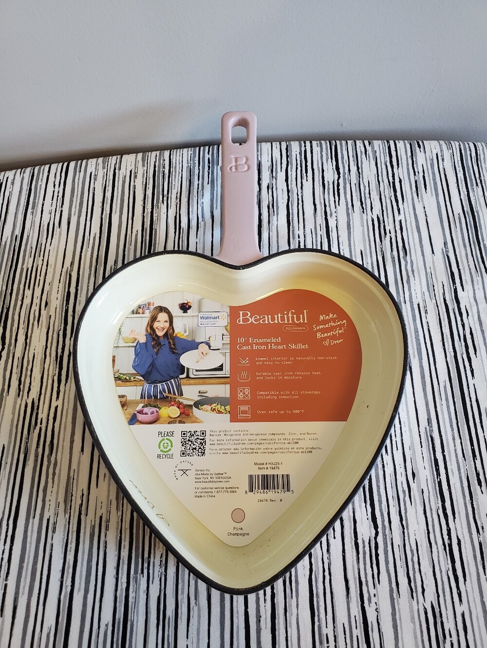 Beautiful 10" Enamelled Cast Iron Heart Skillet Pink